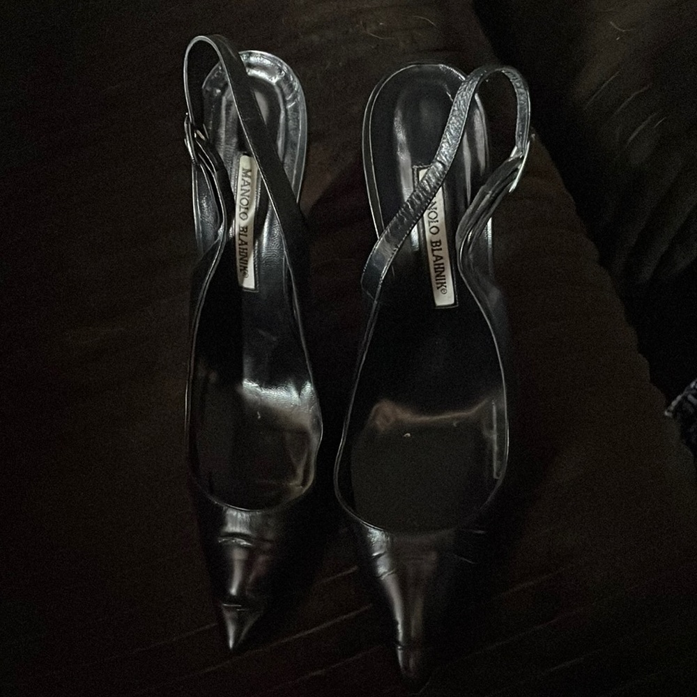 Manolo Blahnik sling back heels in black leather. Size 40